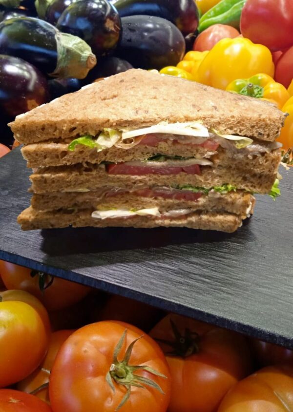Sandwich tomate, anchoas y ajo