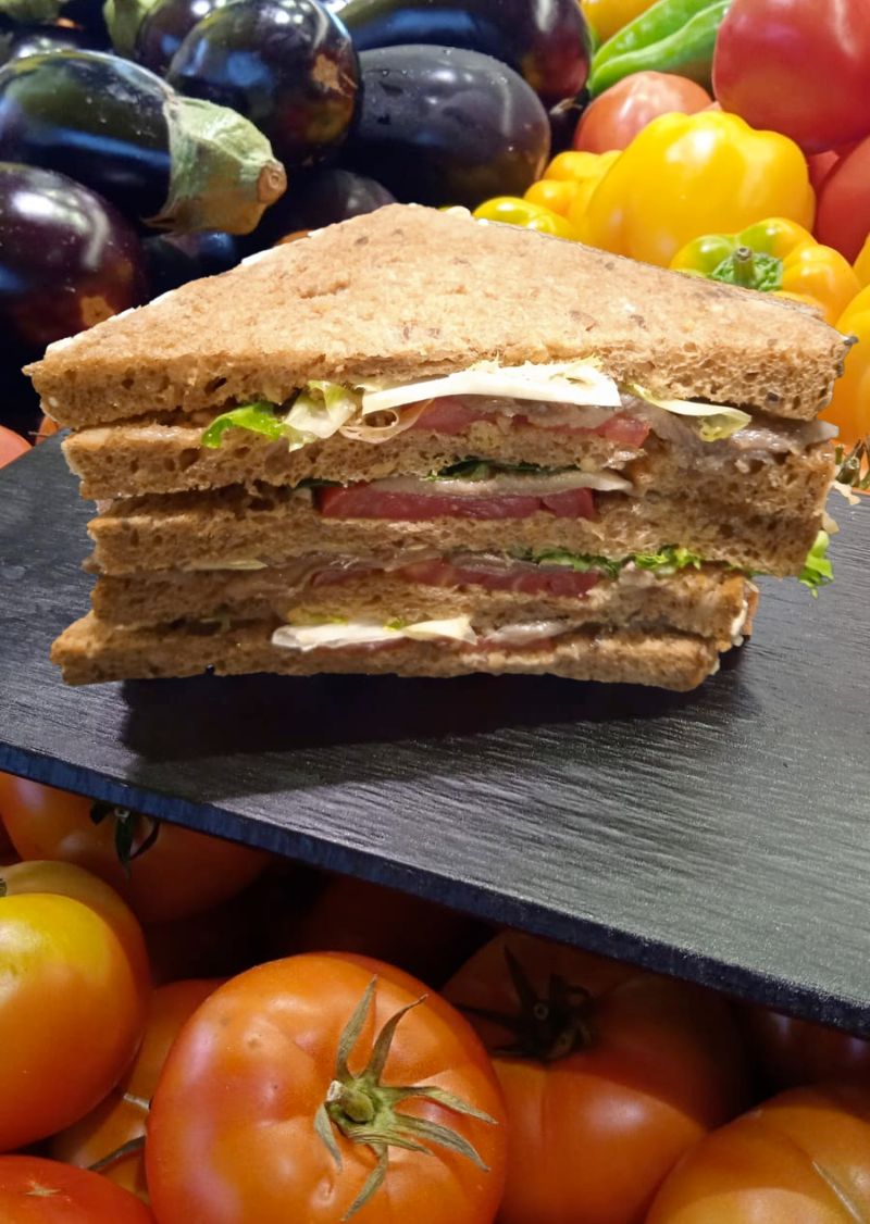 Sandwich tomate, anchoas y ajo